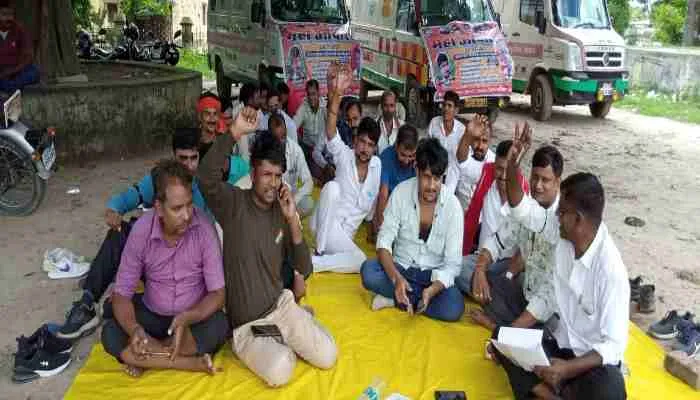अयोध्या: 108,102 एम्बुलेंस कर्मियों ने चक्काजाम कर सरकार के सामने रखा अपना दर्द