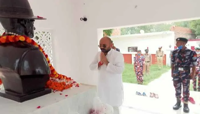 सीतापुर: कैप्टन मनोज पाण्डेय के दी गई श्रद्धांजलि, एनसीसी कैडेट्स ने दी सलामी