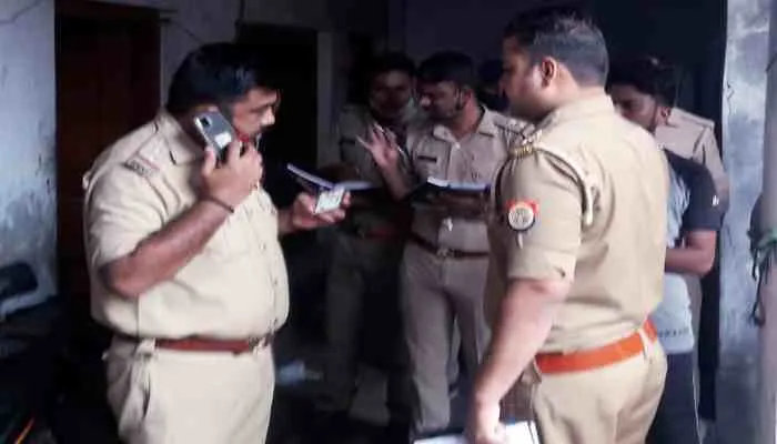 बाराबंकी: फंदे से लटकत मिला अधेड़ का शव, जानिए पुलिस ने क्या कहा?