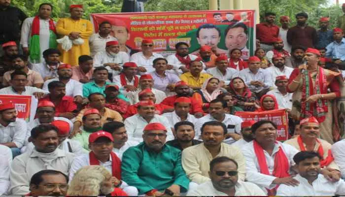 कानपुर: मीडिया और किसानों के समर्थन में सपा का हल्लाबोल, सरकार पर लगाए ये गंभीर आरोप