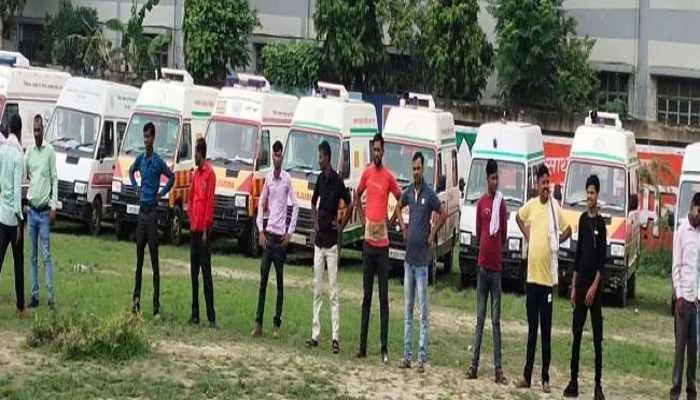 यूपी: एंबुलेंस कर्मियों की हड़ताल जारी, परेशान दिखे मरीज व तीमारदार, सीएम योगी ने दी ये चेतावनी