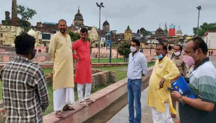 अयोध्या: मेयर के निरीक्षण में गायब मिले 25 सफाईकर्मी, नोटिस जारी