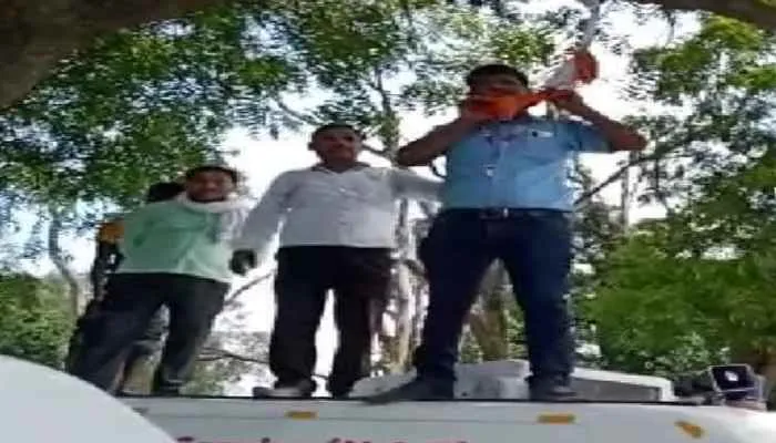 हरदोई: एम्बुलेंसकर्मियों का प्रदर्शन हुआ उग्र, गले में डाला फांसी का फंदा