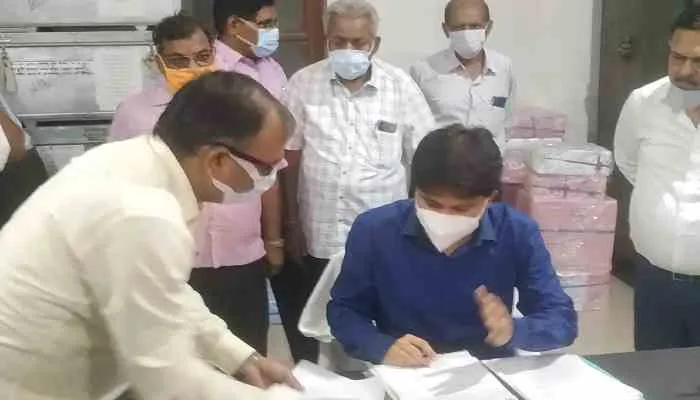 गोरखपुर: नवागत डीएम विजय किरण ने ग्रहण किया कार्यभार, अधिकारियों को दिए निर्देश