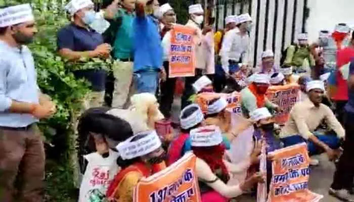 69 हजार शिक्षक भर्ती मामला: अभ्यर्थियों ने बेसिक शिक्षा मंत्री का घेरा आवास