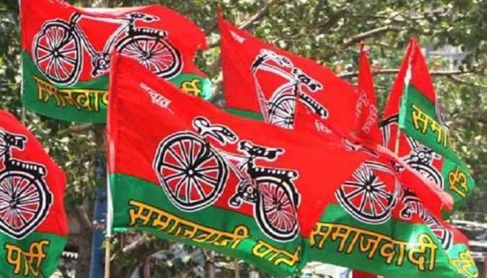 आजमगढ़: एंबुलेंस चालकों के समर्थन में उतरे सपाई, सरकार पर लगाए ये आरोप