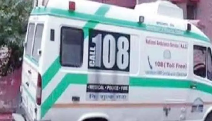 लखनऊ: एंबुलेंस न मिलने से एक मरीज की मौत, कहीं डाला से तो कहीं रिक्शे से…