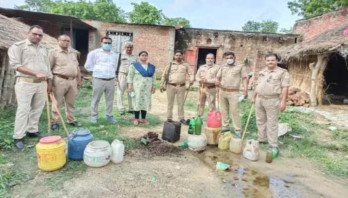 अमेठी: छापेमारी के दौरान आबकारी टीम ने बरामद की 48 लीटर कच्ची शराब, केस दर्ज