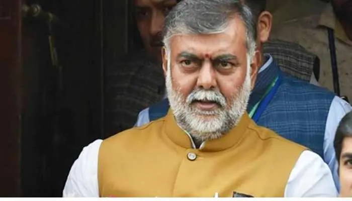 केंद्रीय राज्य मंत्री प्रहलाद सिंह ने लिया पूर्व सीएम कल्याण सिंह का हालचाल