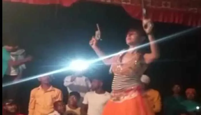 महिला डांसर ने दोनों हाथों में तमंचा लहराते हुए किया डांस, वीडियो वायरल