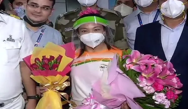 मीराबाई चानू सिल्वर मेडल लेकर लौटीं स्वदेश, गर्मजोशी से हुआ स्वागत
