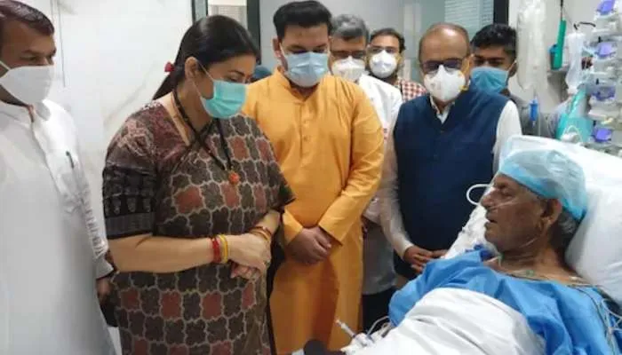 पीजीआई पहुंच कर केंद्रीय मंत्री स्मृति ईरानी ने लिया कल्याण सिंह का हालचाल