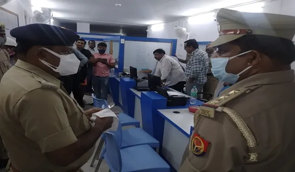 बिजनौर : बैंक के बाहर बदमाशों ने की फायरिंग, घबरा कर व्यक्ति की मौत, पिस्तौल निकाल बैंककर्मियों को किया आतंकित