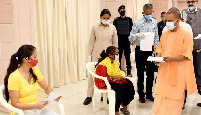 मुख्यमंत्री आवास पर जनता दर्शन शुरू, सीएम योगी से मिले फरियादी, खिल उठे चेहरे
