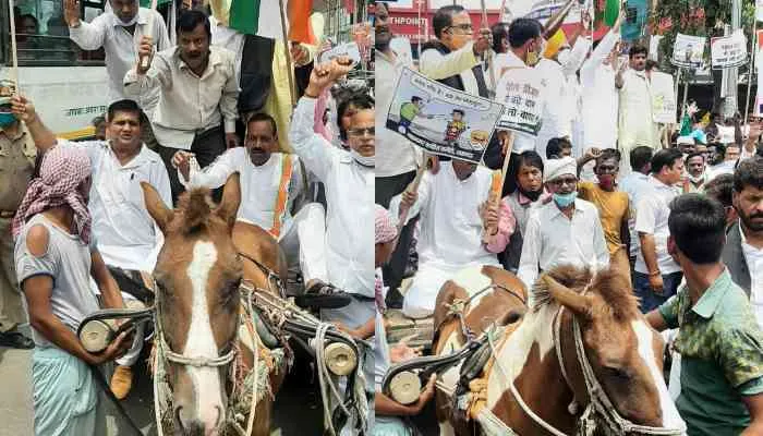 लखनऊ: रिक्शे तांगे पर सवार होकर कांग्रेसियों ने किया प्रदर्शन, पुलिस से हुई झड़प