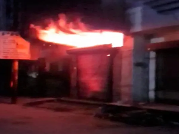 मुरादाबाद: शॉर्ट सर्किट से कपड़ों की दुकान में लगी आग, लाखों रुपये का नुकसान