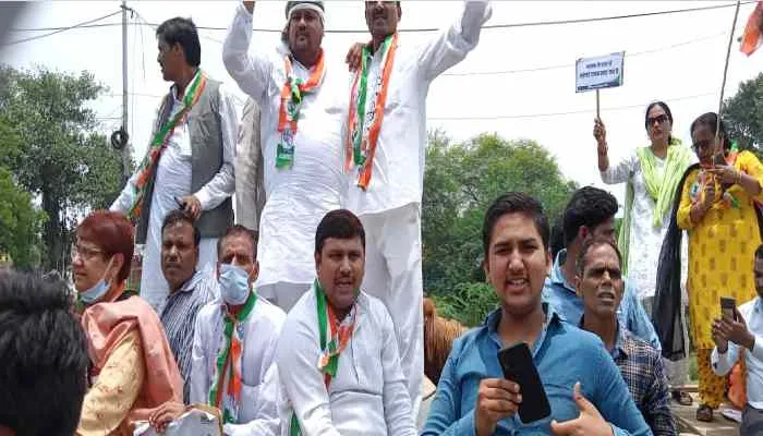 कन्नौज: दिनेश पालीवाल की अगुवाई में कांग्रेस जिला इकाई ने एडीएम को दिया ज्ञापन