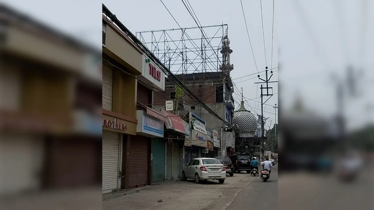 बरेली: नगर निगम ने दिए टिनशेड, आवंटियों ने बना ली पक्की दुकानें