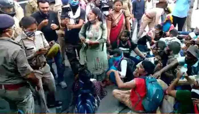 69000 शिक्षक भर्ती: मांगी नौकरी, मिली पुलिस की लाठी व थप्पड़, कई अभ्यर्थी गिरफ्तार
