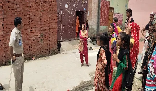 रामपुर: आंगा गांव में अफसरों के सामने दो गुटों में मारपीट व पथराव, चार लोग घायल