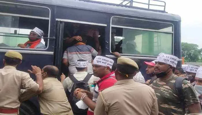 69 हजार शिक्षक भर्ती मामला: अभ्यर्थियों ने किया सीएम आवास का घेराव