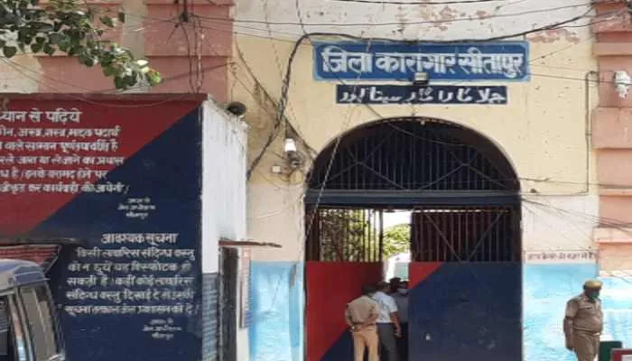 भारी सुरक्षा के बीच लखनऊ से सीतापुर जेल में शिफ्ट किए गए आजम खां व अब्दुल्ला