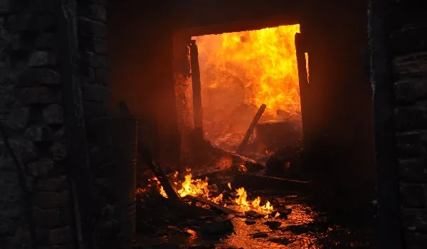 रामपुर : तेल के गोदाम लगी आग, लिंटर फटा, फायर बिग्रेड ने कड़ी मशक्कत के बाद आग किया काबू