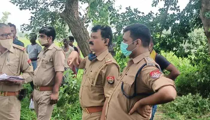 बाराबंकी: पेड़ से लटकते मिले प्रेमी युगल के शव, मां ने जताया हत्या की आशंका