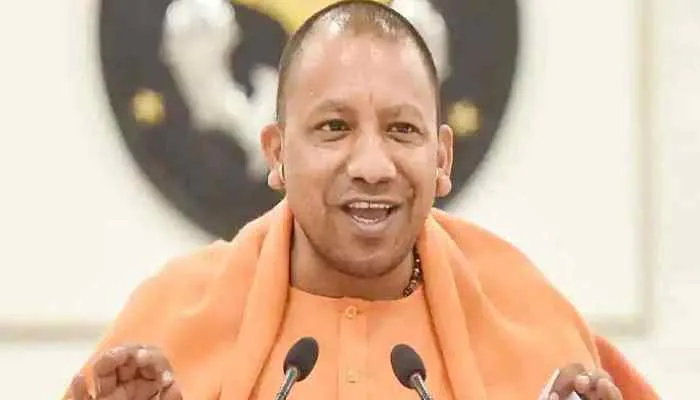 यूपी: सीएम योगी से नियुक्ति पत्र पाकर नवचयनित आबकारी निरीक्षकों के खिल उठे चेहरे