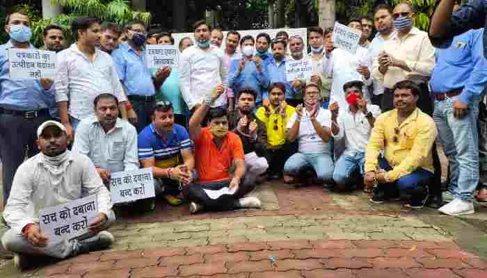 हरदोई: हाथों में बेड़िया डालकर पत्रकारों ने किया प्रदर्शन, जानें वजह