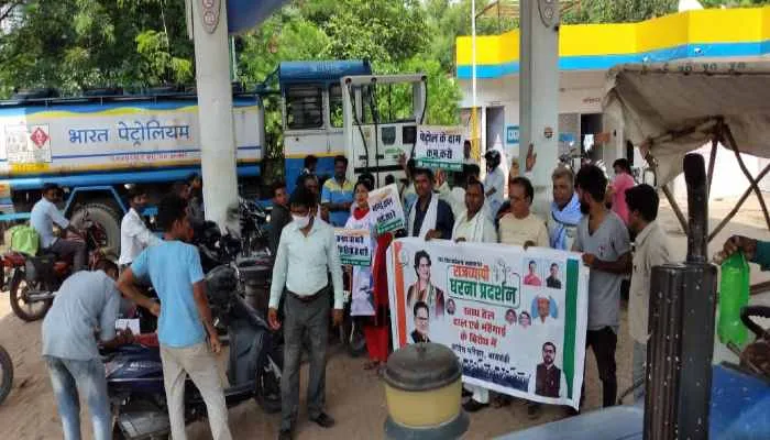 बाराबंकी: कांग्रेसियों ने पेट्रोल-डीजल के बढ़ते दामों के खिलाफ किया प्रदर्शन