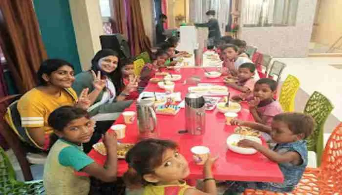मऊ: फुटपाथ के बच्चों को लेकर एक नामी-गिरामी रेस्टोरेंट पहुंची महिला, जानें फिर क्या हुआ?