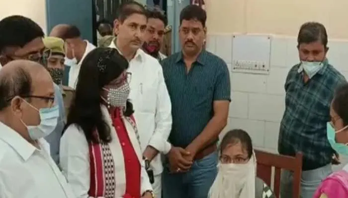 हरदोई: डा. अंजूबाला ने किया सीएचसी का निरीक्षण, गंदगी देख भड़की