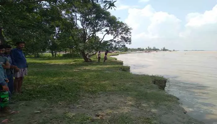 सीतापुर: घाघरा नदी में समा गए बाग व कई घर, ग्रामीणों में दहशत, पलायन को मजबूर