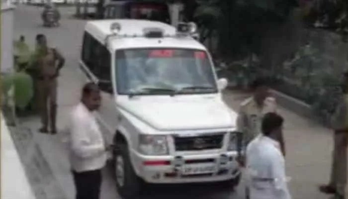 सीतापुर: सपा के पूर्व विधायक के निजी गार्ड को पुलिस ने उठाया, जानें वजह?