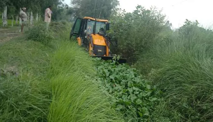 रायबरेली: नहर विभाग को नहीं किसानों की चिंता, ग्रमीण ने खुद करवाई सफाई