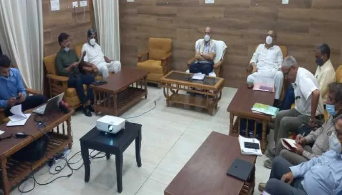 अयोध्या: राममंदिर निर्माण समिति के चेयरमैन नृपेंद्र मिश्रा की अगुवाई में हुई बैठक
