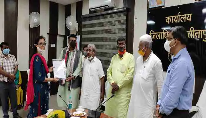 सीतापुर: नियुक्ति पत्र पाकर खिल उठे शिक्षक अभ्यर्थियों के चेहरे