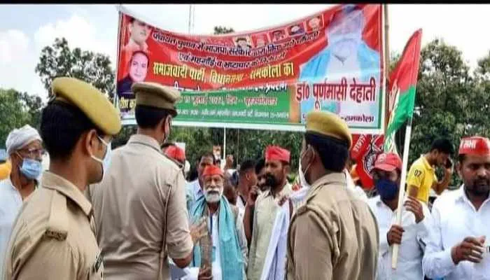 कुशीनगर: सपाई ने जगह जगह जूलूस निकाल कर राष्ट्रपति के नाम से सौंपा ज्ञापन