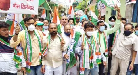 हल्द्वानी: महंगाई के खिलाफ हल्ला बोल, कांग्रेसी नेताओं ने निकाली पदयात्रा