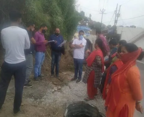 अल्मोड़ा: नई नालियां तो बना दीं, लेकिन निकासी की कोई व्यवस्था नहीं