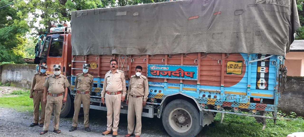 हल्द्वानी: बागेश्वर से तस्करी कर ले जाया जा रहा अवैध बिरोजा पकड़ा, ट्रक सीज