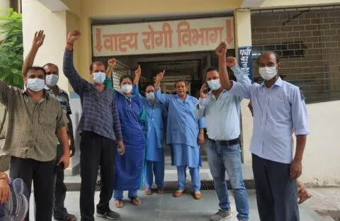हल्द्वानी: बेस अस्पताल में चतुर्थ श्रेणी कर्मचारियों ने काला फीता बांधकर जताया विरोध