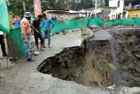 हल्द्वानी: काठगोदाम-रानीबाग पुल का एक हिस्सा भारी बारिश के कारण हुआ क्षतिग्रस्त