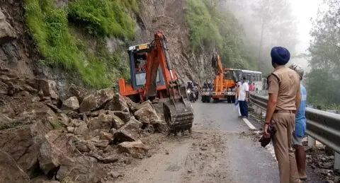 हल्द्वानी-नैनीताल राजमार्ग पर डोलमार के पास आया मलवा