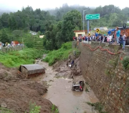टनकपुर: बनलेख के पास मलवे में बहे कार और कैंटर