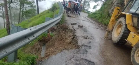 अल्मोड़ा जिले की छह सड़कों पर आवाजाही ठप, जगह-जगह भूस्खलन से सड़कों पर मलबा और बोल्डर