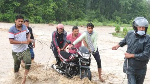हल्द्वानी: नाले में बहा बाइक सवार, घूमने आए चार पर्यटकों ने बचाई जान