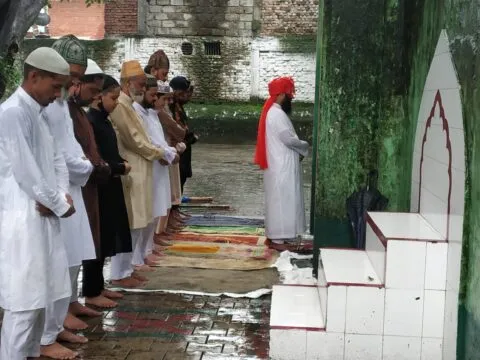 हल्द्वानी: ईदगाह में सीमित संख्या में नमाज अदा करने पहुंचे लोग, मांगी अमन-शांति की दुआ