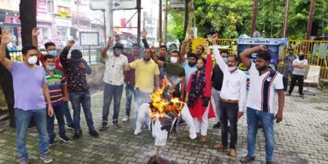 हल्द्वानी: जासूसी कांड पर उबले कांग्रेसी, केंद्र सरकार का फूंका पुतला